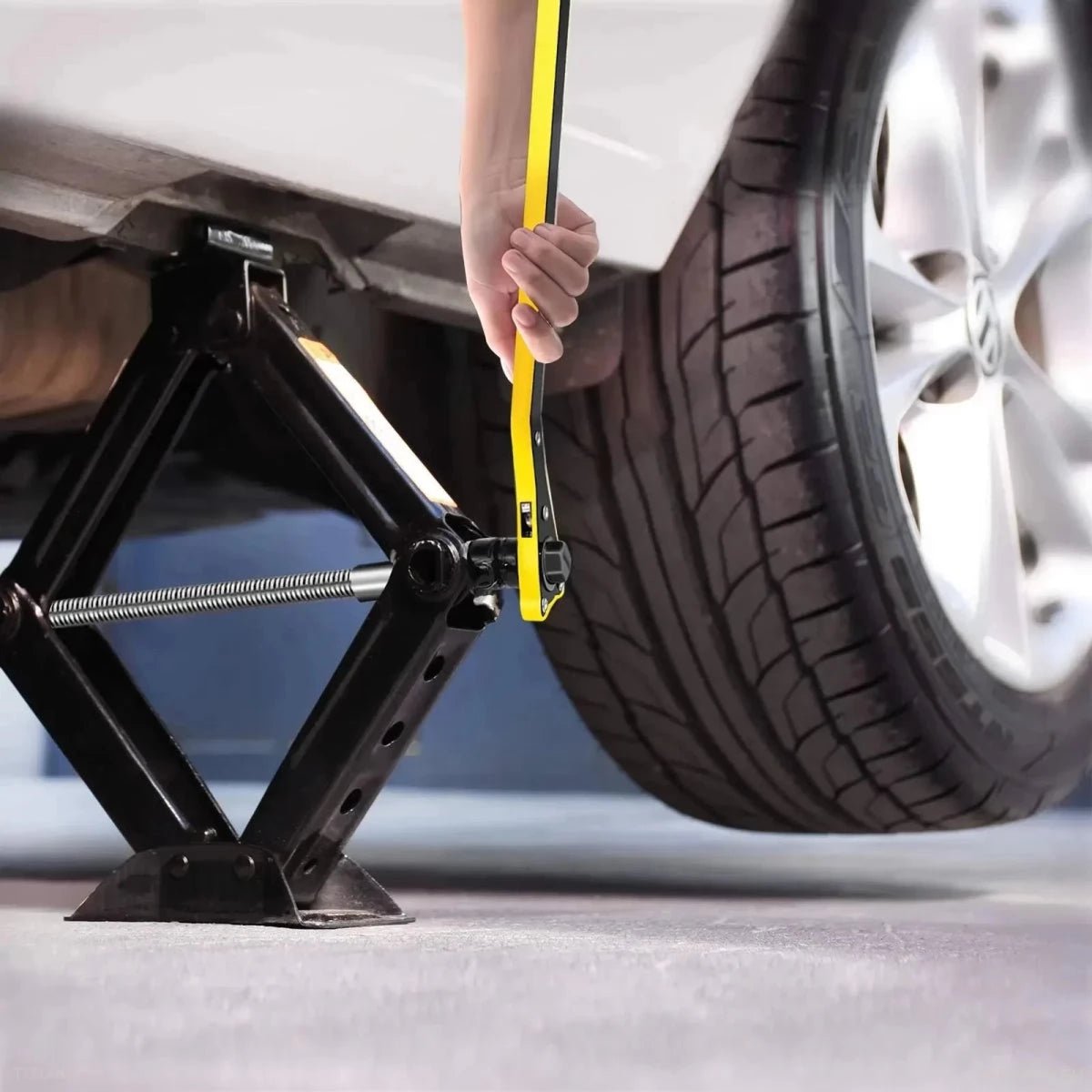 Car Wheel Jack with Ratchet Wrench - TESLARY Tesla Shop Accessories Europe Nederlands Ireland Deutschland Espana Alicante France Italia